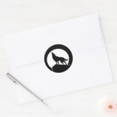 Wolf huilen met een volle maan ronde sticker (Envelop)