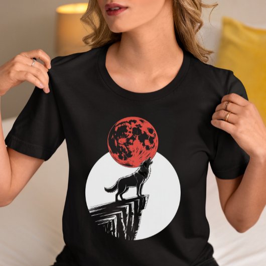 Wolf huilt bij Rode Maan T-shirt