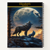 Wolf huilt naar de maan in een nachtelijk landscha notitieboek (Achterkant)