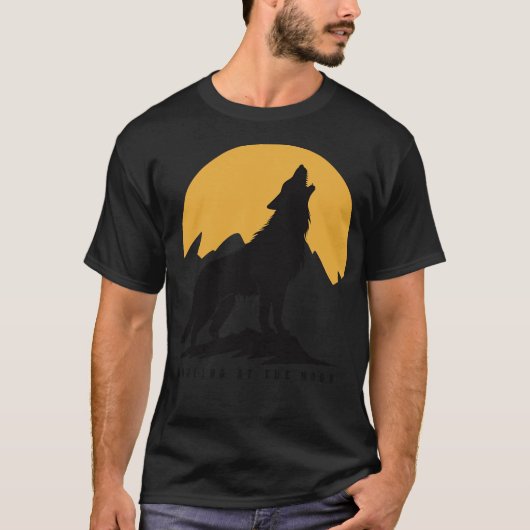 Wolf huilt naar de maan t-shirt (Voorkant)