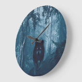 Wolf in donker bos. grote klok (Hoek)