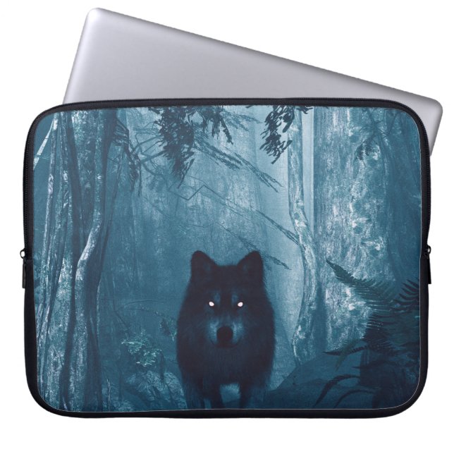 Wolf in donker bos. laptop sleeve (Voorkant)