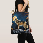 Wolf in het bos met Gele Maan Tote Bag (Dichtbij)