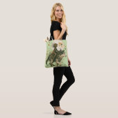 Wolf in het maanverlichte bos tote bag (Op model)