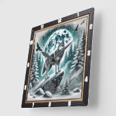 Wolf in het winterbos onder maanverlichte hemel vierkante klok (Hoek)