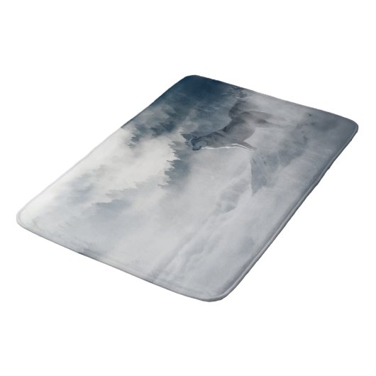 Wolf in mistige bergen in zwart, grijs en wit. badmat (Gekanteld)