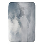 Wolf in mistige bergen in zwart, grijs en wit. badmat (Voorkant Verticaal)