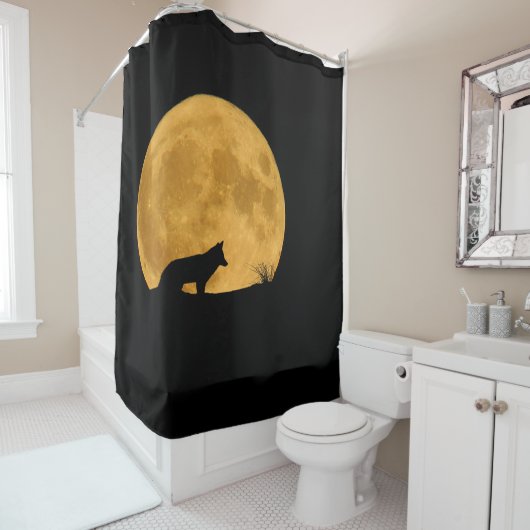 Wolf in silhouet tegen heldere maan douchegordijn (In situ)