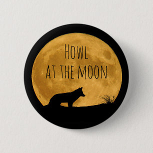 Wolf in silhouet tegen heldere maan ronde button 5,7 cm