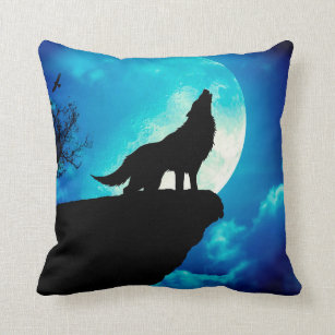 Wolf in silhouette die naar de volle maan kijkt kussen
