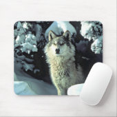 Wolf in winter bos starend muismat (Met muis)