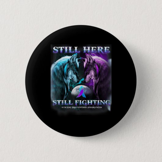 Wolf is hier nog steeds bezig met zelfmoordprevent ronde button 5,7 cm (Voorkant)
