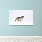 Wolf loopt in de sneeuw 2 canvas afdruk (Insitu (Houten vloer))