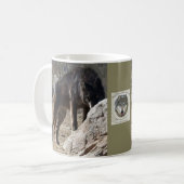 Wolf Mountain Sanctuary Wacipi Coffee Mok (Voorkant links)