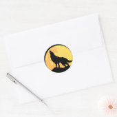 wolf op de maan ronde sticker (Envelop)
