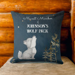 Wolf pack nieuw lid gepersonaliseerde naam baby kussen<br><div class="desc">Wolf pack nieuwe lid gepersonaliseerde naam baby kussen,  een schattige huilende wolf welp sterrennacht donkere achtergrond,  nieuwe baby geschenken baby shower geschenken</div>