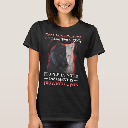 Wolf Sarcasm omdat hij mensen in je basis martelt T-shirt (Voorkant)