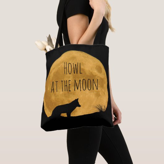 Wolf Silhouetted in Bright Moon  Tote Bag (Dichtbij)