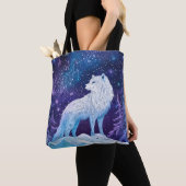 Wolf unter magischem Sternenhimmel Tote Bag (Dichtbij)
