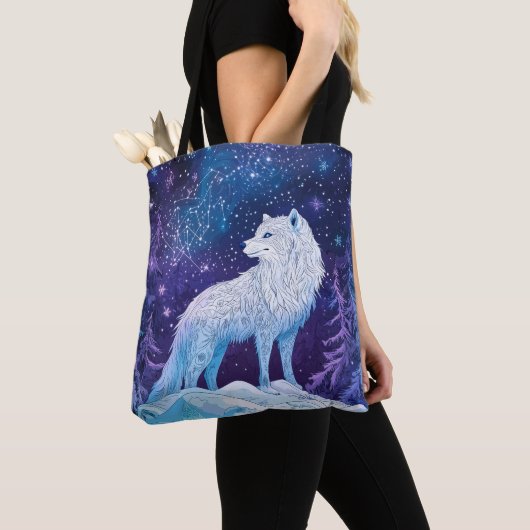 Wolf unter magischem Sternenhimmel Tote Bag (Dichtbij)