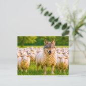 Wolf vermomd tussen schapen in weide feestdagenkaart (Staand voorkant)
