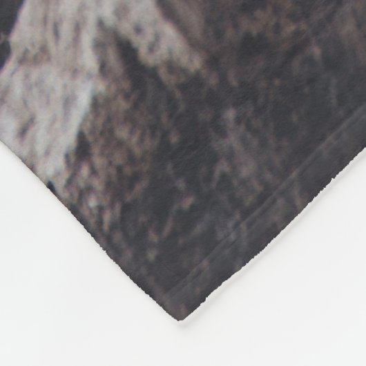 WOLF VERPAKKING OP ROCK FORMATIE FLEECE DEKEN (Hoek)