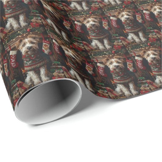 Wolfshond met kerstcadeaus bij de open haard cadeaupapier (Rol Hoek)