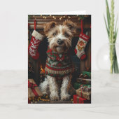 Wolfshond met kerstcadeaus bij de open haard kaart (Voorkant)