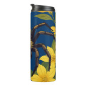 Wolfspin Omringd Door Gele Jasminesbloemen Thermosbeker (Geroteerd rechts)