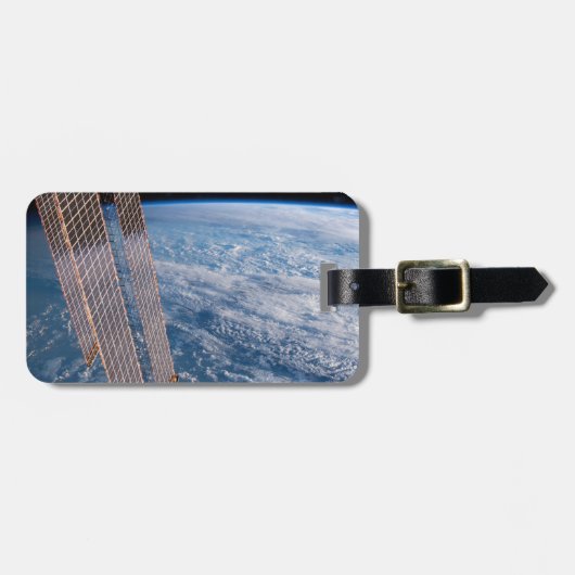 Wolk-bedekte Tasman en koraal Zeeen. Bagagelabel (Voorkant horizontaal)