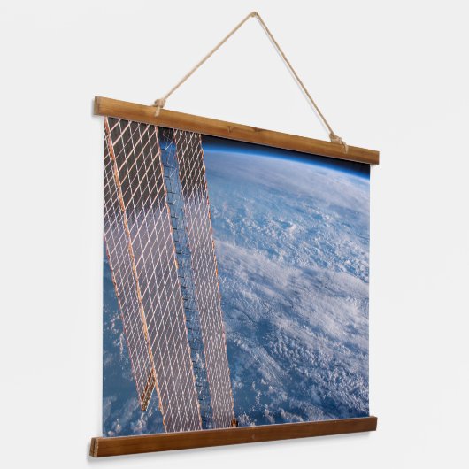 Wolk-bedekte Tasman en koraal Zeeen. Hangend Wandkleed (Gebogen)