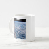 Wolk-bedekte Tasman en koraal Zeeen. Koffiemok (Voorkant links)