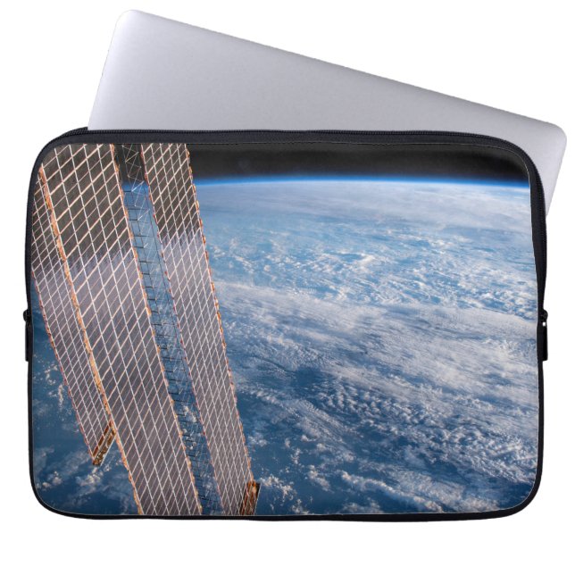 Wolk-bedekte Tasman en koraal Zeeen. Laptop Sleeve (Voorkant)