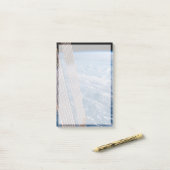 Wolk-bedekte Tasman en koraal Zeeen. Post-it® Notes (Op bureau)