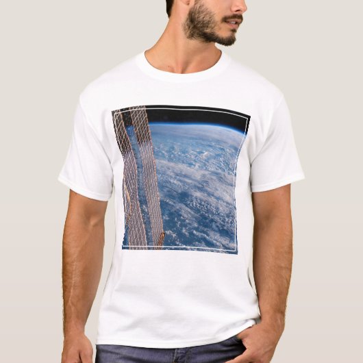 Wolk-bedekte Tasman en koraal Zeeen. T-shirt (Voorkant)