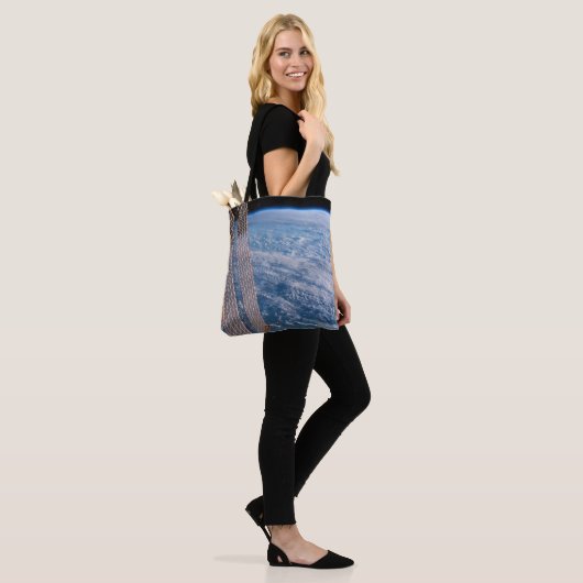 Wolk-bedekte Tasman en koraal Zeeen. Tote Bag (Op model)