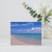 Wolk in de blauwe lucht boven zandig strand briefkaart (Staand voorkant)