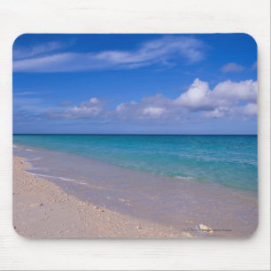 Wolk in de blauwe lucht boven zandig strand muismat