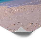 Wolk in de blauwe lucht boven zandig strand poster (Hoek)