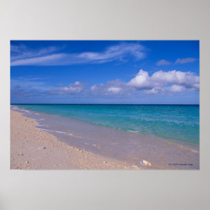 Wolk in de blauwe lucht boven zandig strand poster