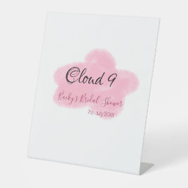 Wolk negen roze pastel bruidsfeest naamdatum reclamebord met voetstuk