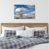 Wolken boven Broadway Tower, Cotswolds canvas Afdruk (Insitu (Slaapkamer))