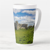 Wolken boven Carew Castle Latte Mok (Rechterhoek)