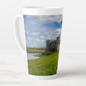 Wolken boven Carew Castle Latte Mok (Linkerhoek)