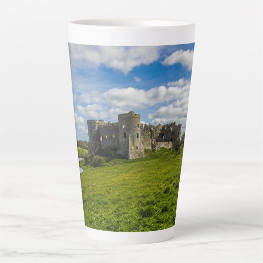 Wolken boven Carew Castle Latte Mok (Voorkant)