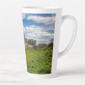 Wolken boven Carew Castle Latte Mok (Rechts)
