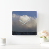 Wolken boven de bergkam vierkante klok (Huis)