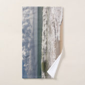 Wolken boven de oceaan en zandzuigers bad handdoek (Handdoek)