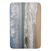 Wolken boven de oceaan en zandzuigers badmat (Voorkant Verticaal)