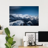 Wolken die boven de sneeuwbergen rollen poster (Thuiskantoor)